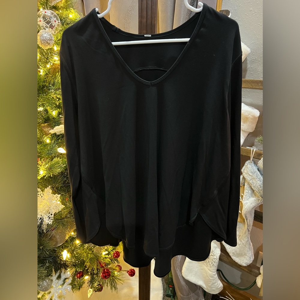 Lululemon Nulu Relaxed-Fit Yoga Long Sleeve Shirt
Black